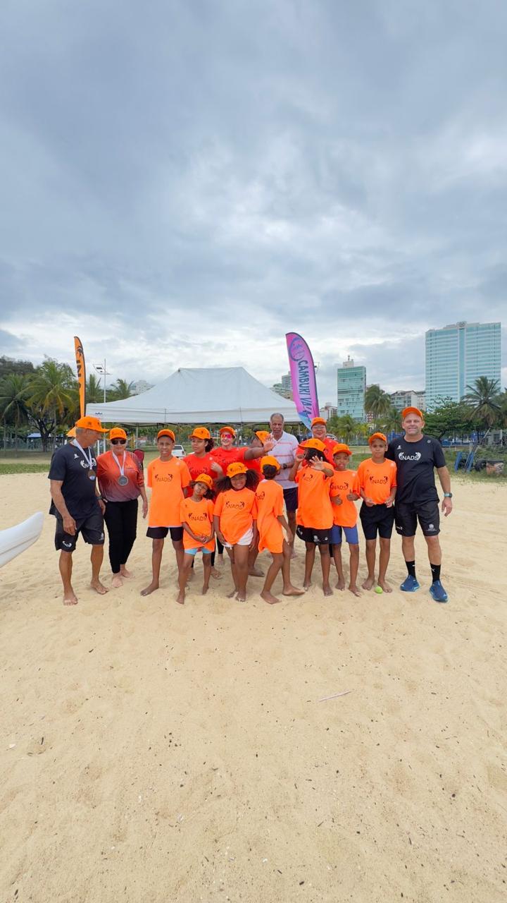 Grupo reunido na areia